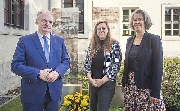 Ministerpräsident Reiner Haseloff, Künstlerin Christine Bergmann und Innenministerin Dr. Tamara Zieschang vor den beiden Glasstelen.