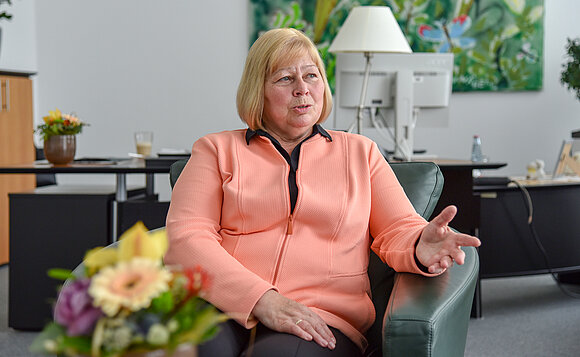 Landtagspräsidentin Gabriele Brakebusch im Interview, mit den Händen gestikulierend, lächelnd.