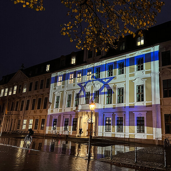 ltlsa/stb Landtagsgebäude abends illuminiert mit Nationalfahne Israels