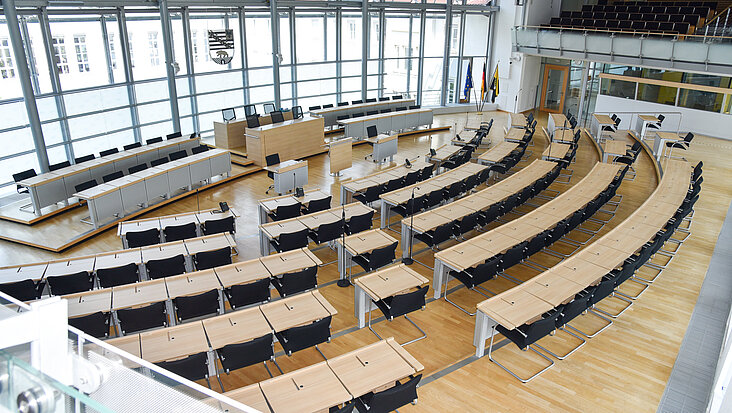Blick in den leeren Plenarsaal des Landtags.