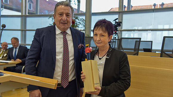 Die Preisträgerin Ingrid Freitag mit Landtagspräsident Dr. Gunnar Schellenberger.