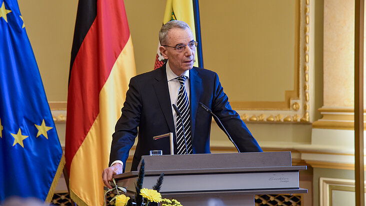 Der Historiker Prof. Dr. Michael Wolffsohn hielt die Gedenkrede am Holocaustgedenktag 2025 in der Magdeburger Staatskanzlei.