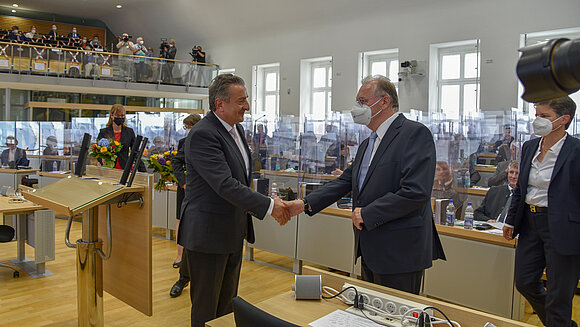 Ministerpräsident Dr. Reiner Haseloff (r.) gratuliert Dr. Gunnar Schellenberger