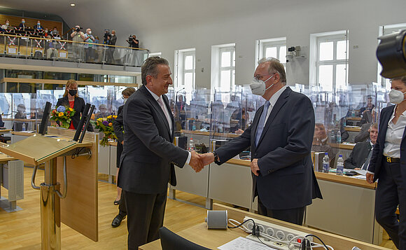 Ministerpräsident Dr. Reiner Haseloff (r.) gratuliert Dr. Gunnar Schellenberger