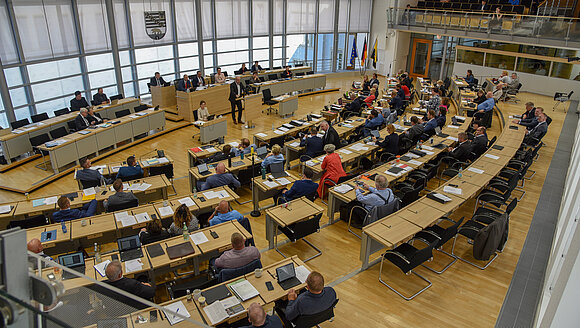 Blick in den Plenarsaal des Landtags von Sachsen-Anhalt während einer Landtagssitzung.