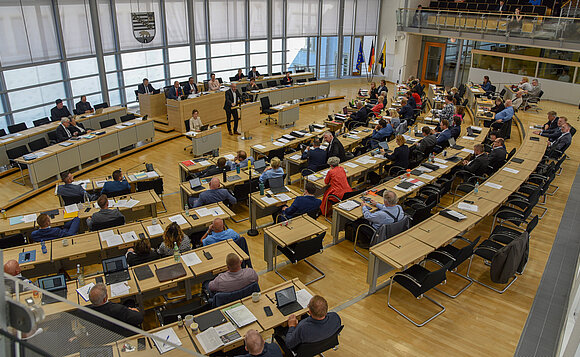 Blick in den Plenarsaal des Landtags von Sachsen-Anhalt während einer Landtagssitzung.