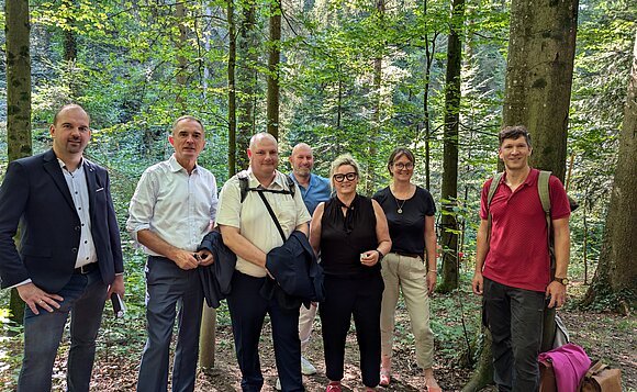 Die Abgeordneten aus dem Landtag von Sachsen-Anhalt mit Dr. Martin Brüllhardt vom Waldlabor Zürich.