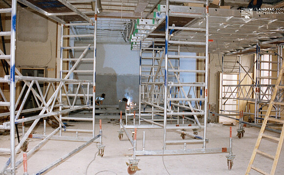 Der Plenarsaal des Landtags von Sachsen-Anhalt in der Aufbauphase.