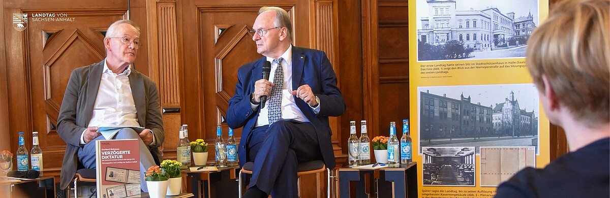 Prof. Dr. Everhard Holtmann (l.) und Ministerpräsident a.D. Dr. Reiner Haseloff im Gespräch über die Publikation zum Forschungsprojekt.