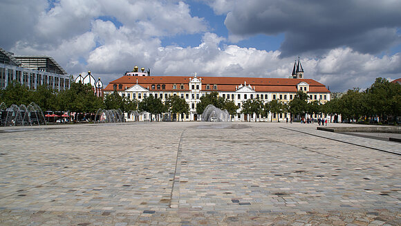 Blick auf den Domplatz in Magdeburg, wo von den Nazis am 5. April 1933 oppositionelle Schriften und etwa 10000 Bücher verbrannt wurden.