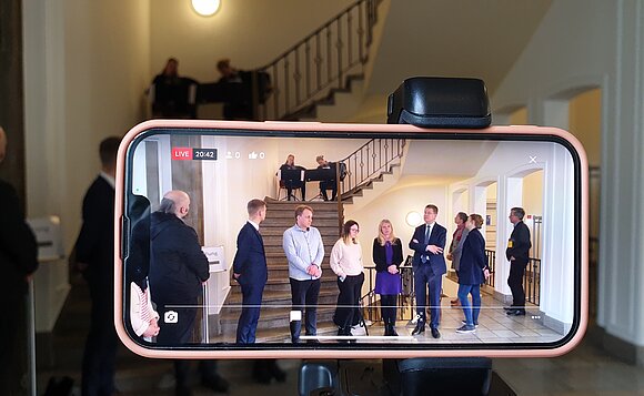 Gäste bei der Ausstellungseröffnung