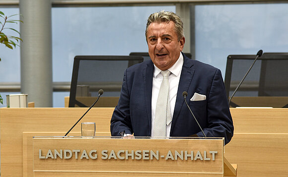 Dr. Gunnar Schellenberger spricht am Rednerpult im Plenarsaal.