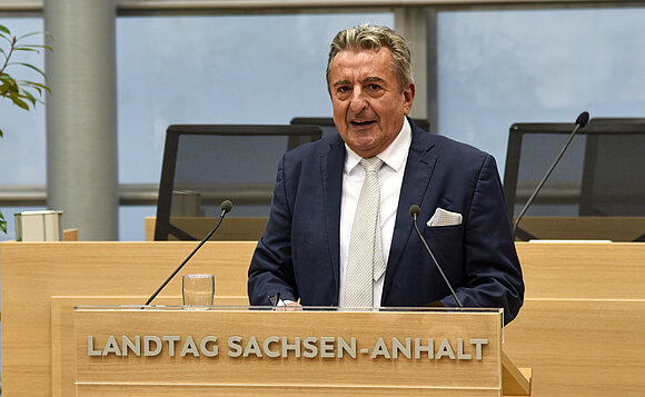 Dr. Gunnar Schellenberger spricht am Rednerpult im Plenarsaal.