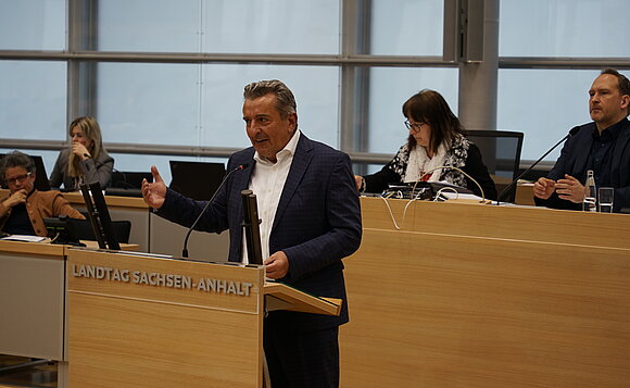 Landtagspräsident Dr. Gunnar Schellenberger steht hinterm Rednerpult