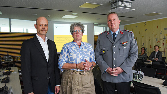 ltlsa/smü Peter Fauck (Landtagsarchiv), Landtagsvizepräsidentin Anne-Marie Keding und Oberst Thorsten Alme (Landeskommando Sachsen-Anhalt) beim Informationsaustausch.