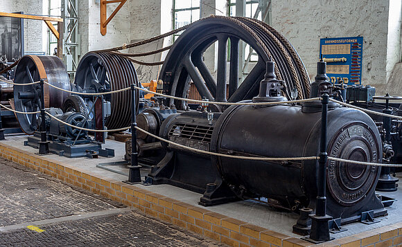 Große alte schwarze Maschine in einem Museum