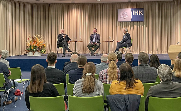 Diskussionsrunde mit Minister Rainer Robra (l.) und Patrick Lobis (Vertretung der Europäischen Kommission in Deutschland) beim Neujahrsempfang der Europäischen Bewegung Sachsen-Anhalt e.V.