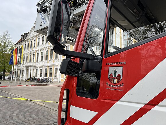 Feuerwehrauto vor dem Landtag von Sachsen-Anhalt.