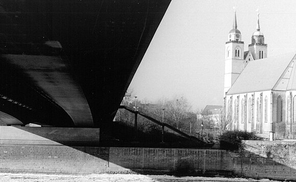 Blick auf die Magdeburger Wallonerkirche vom Ostufer der Elbe.