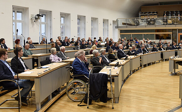 Blick in den vollbesetzten Plenarsaal im Landtag von Sachsen-Anhalt am Volkstrauertag.