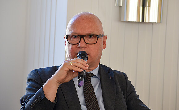 Oliver Kirchner mit Mikro in der Hand