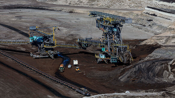 Rainer Weisflog/MIBRAG Blick von oben auf große Bagger in einem Tagebau