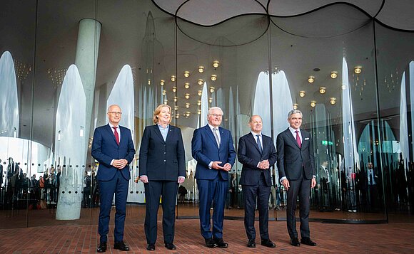 Gruppenbild: Die Spitzen der deutschen Verfassungsorgane (v.l.n.r.): Bundesratspräsident Peter Tschentscher, Bundestagspräsidentin Bärbel Bas, Bundespräsident Frank-Walter Steinmeier, Bundeskanzler Olaf Scholz und Bundesverfassungsgerichtspräsident Stephan Harbarth.