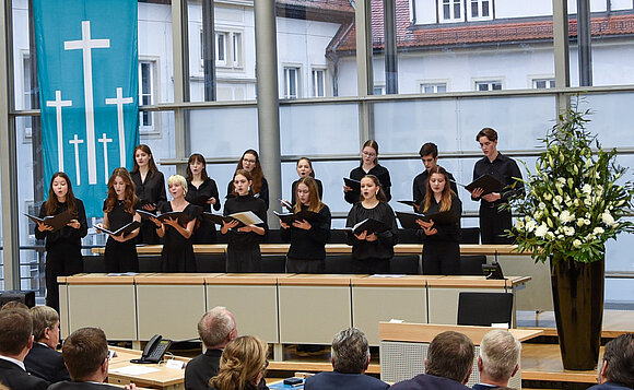Chor im Plenarsaal beim Singen.