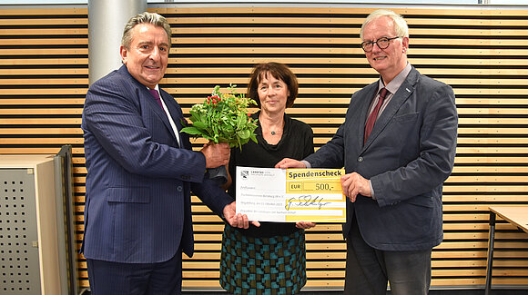 Verbandsgeschäftsführerin Andrea Holz und Verbandspräsident Dr. Volkmar Stein nahmen stellvertretend die Auszeichnung für den Tischtennisverein Bernburg 08 e.V. von Landtagspräsident Dr. Gunnar Schellenberger (l.) entgegen.