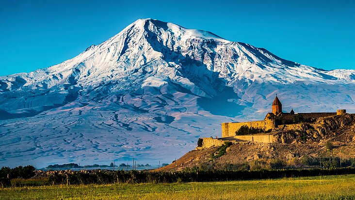 Der Berg Ararat und das Kloster Chor Wirap, Armenien.