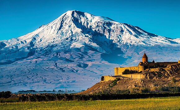 Der Berg Ararat und das Kloster Chor Wirap, Armenien.