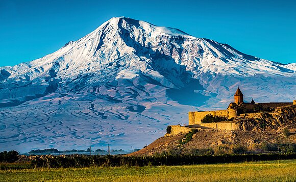Der Berg Ararat und das Kloster Chor Wirap, Armenien.