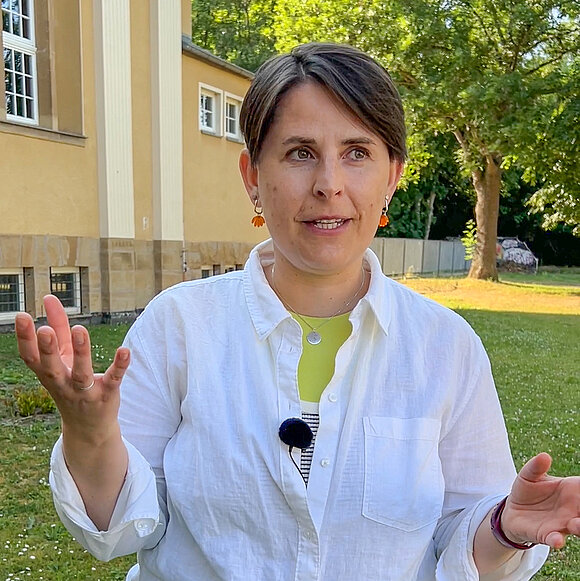 ltlsa/stb Eine Frau spricht und gestikuliert mit den Händen