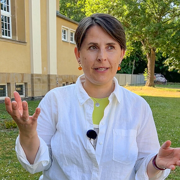 Eine Frau spricht und gestikuliert mit den Händen