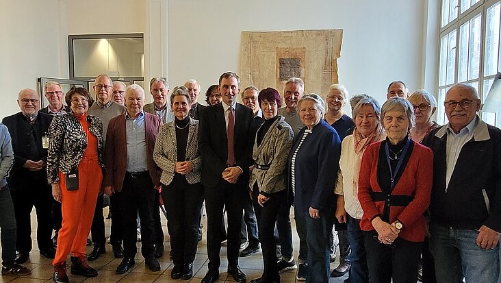 Gruppenbild Parlamentarische Vereinigung und Bildungsminister Jan Riedel.