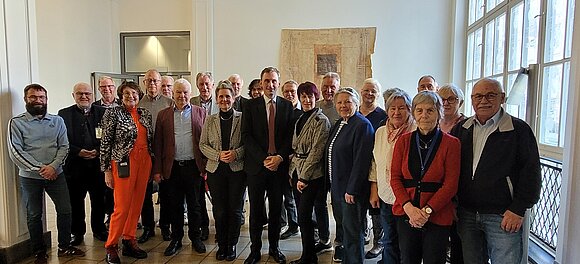 Gruppenbild Parlamentarische Vereinigung und Bildungsminister Jan Riedel.