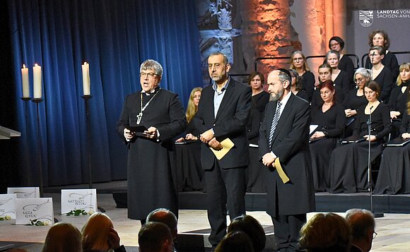 Landesbischof Friedrich Kramer, Gemeindeleiter Dr. Moawia Al-Hamid und Rabbiner Zeev-Wolf Rubins (Synagogen-gemeinde Magdeburg) sprachen Toten-gebete für die Opfer des Anschlags.