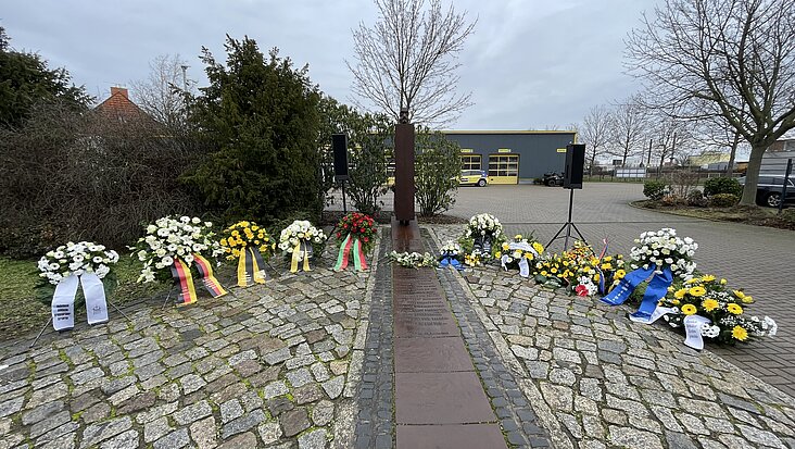 Blick auf die Kränze am Mahnmal MAGDA.