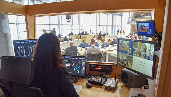 Blick vom Raum der Medientechnik ins Plenum.