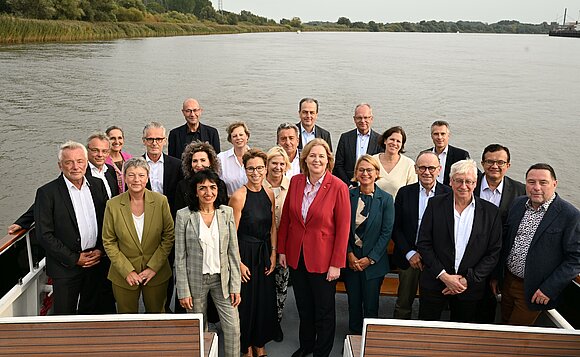 Gruppenfoto auf einem Schiff: Die Spitzen der deutschen Landesparlamente trafen am Rande der Feierlichkeiten zum Tag der Deutschen Einheit aufeinander.