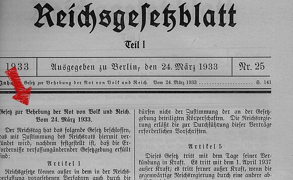 Blick auf die Titelseite des Reichsgesetzblatts vom 24. März 1933, das das Ermächtigungsgesetz vom Tag zuvor verkündet.