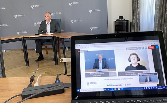 Thomas Lippmann blickt für eine Videoaufzeichnung in eine Kamera.