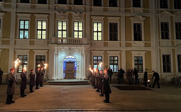 Spalier zur Serenade des Heeresmusikkorps auf dem Magdeburger Domplatz.