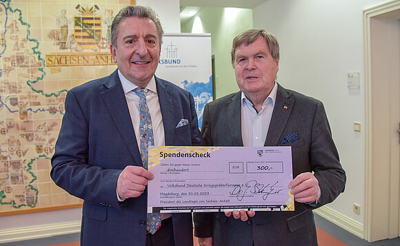 Landtagspräsident Dr. Gunnar Schellenberger rundete den Sammelbetrag um 300 Euro auf, Übergabe Scheck.