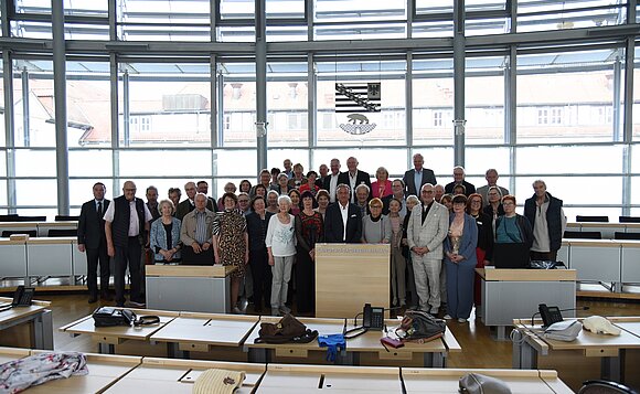 Gruppenbild im Plenarsaal des Landtags von Sachsen-Anhalt.