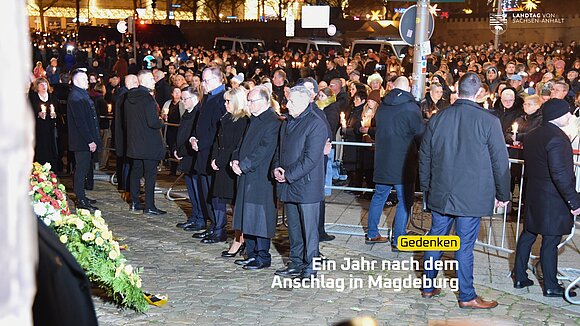 Gedenken und Kranzniederlegung vor dem Westportal der Johanniskirche in Magdeburg.