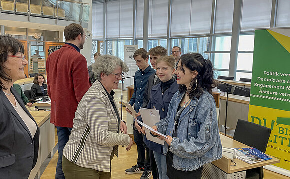 Siegerehrung in der Sekundarstufe II. Es gratulieren Bildungsministerin Eva Feußner (l.) und Landtagsvizepräsidentin Anne-Marie Keding (M.).