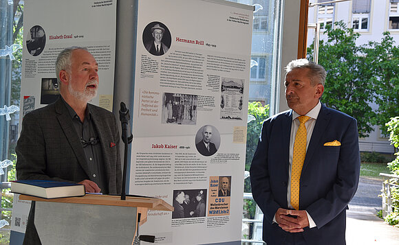 Markus Meckel spricht am Rednerpult. Landtagspräsident Dr. Schellenberger steht daneben und schaut ihn an.