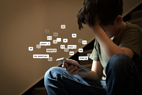 myboys.me - stock.adobe.com Kind checkt seine Onlinenachrichten, die sind voller Hatespeech.