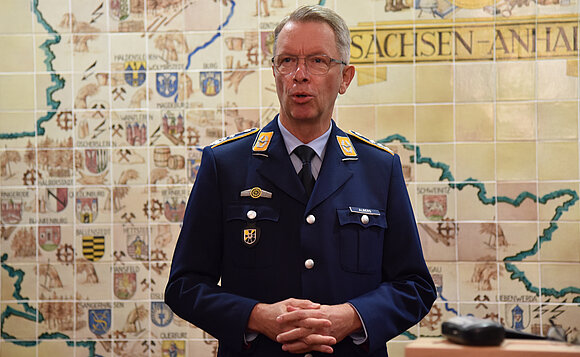 Oberst Bernd Albers sprach und drückte seinen Dank für die Anerkennung durch den Landtag aus.